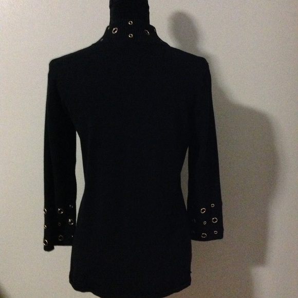 🖤Turtleneck Sweater w/gold gaged accents - Picture 3 of 6